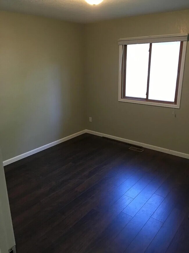 Building Photo - 862 Charter Oak Ct