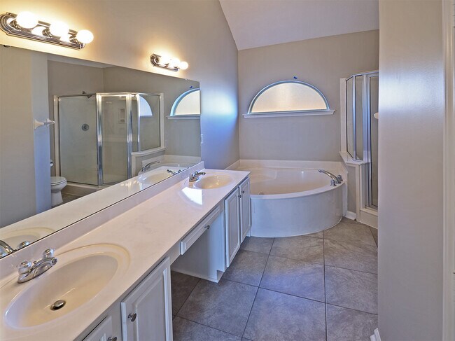 Building Photo - 3 bed, 2 bath with a Bonus room