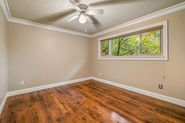 Building Photo - 1 Bedroom 1 Bathroom Eastlake Condo W/ Stunning Views