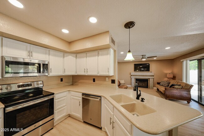 Building Photo - 5440 W Beryl Ave