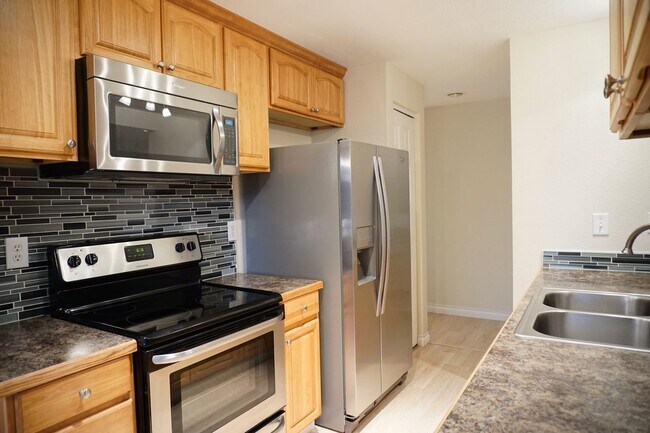 Building Photo - Mill Creek 3 Bedroom Ground Floor Corner Condo