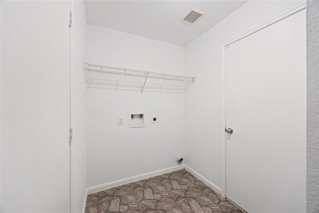 Building Photo - 8143 Sanders Forest Ct