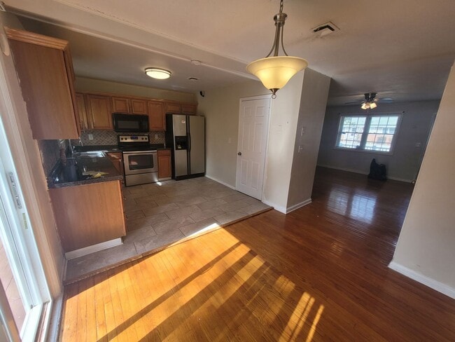 Building Photo - Gorgeous 4 Bedroom Home with Large Fenced Backyard