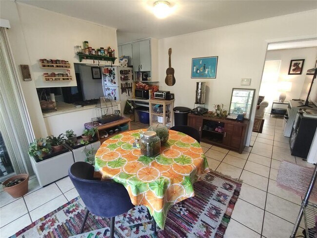 Building Photo - 1616 Glencrest Dr