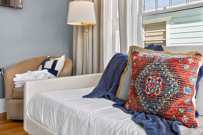 Building Photo - 3321 W San Juan St