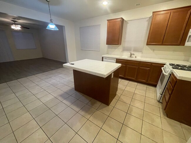 Building Photo - Hesperia- 3 Bedrooms, 2 bathrooms, New pai...