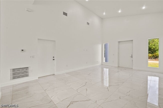 Building Photo - 840 Carpenter St E