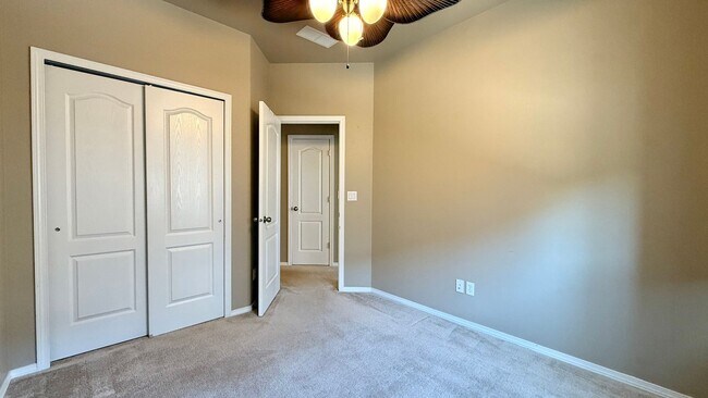 Building Photo - Spacious & Modern 3-Bedroom Townhome in Th...