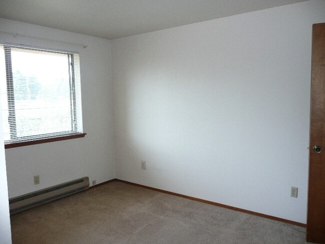 Building Photo - Cute 2 Bedroom Townhouse In Spanaway!!