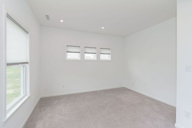 Building Photo - Awesome 5 Bedroom In Great McCordsville Lo...