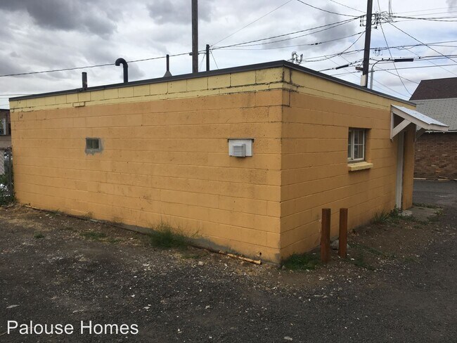 Building Photo - 916 W Augusta Ave