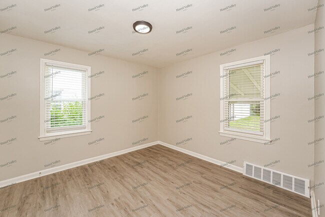 Building Photo - 5493 Thomas St