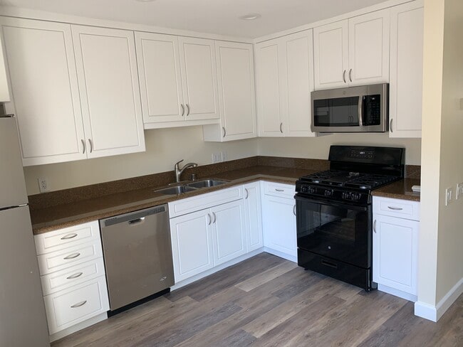 Building Photo - 16765 Barefoot Cir