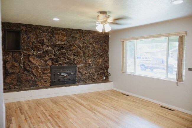 Building Photo - Charming 5 Bed, 2 Bath Home in Blackfoot, Idaho!