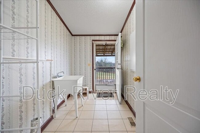 Building Photo - 2588 Johnson Creek Rd