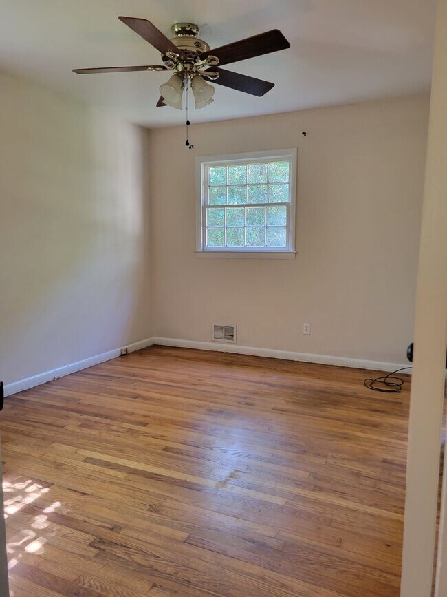 Building Photo - 3 bedroom house in Athens!