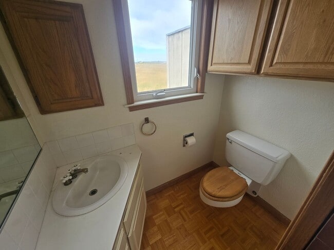 Building Photo - Spacious 3BD/2.5B Arcata home boasts farml...