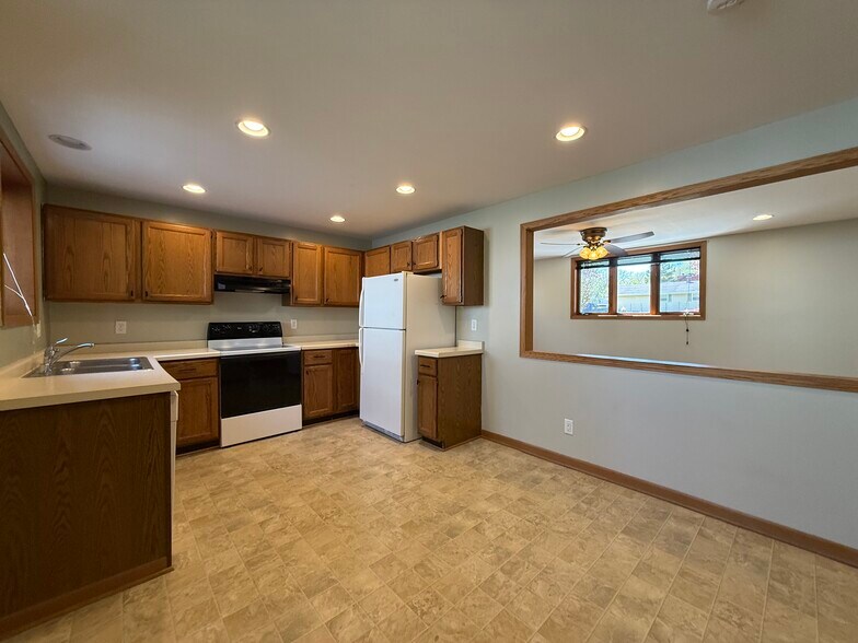 Building Photo - 632 S Colonial Pky