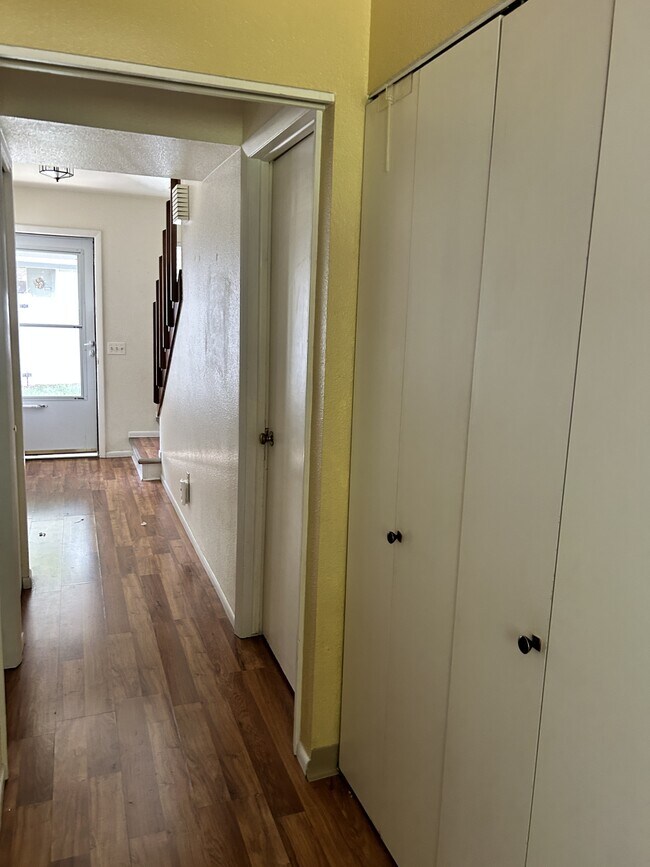 Building Photo - 3500 Rolling Green Dr