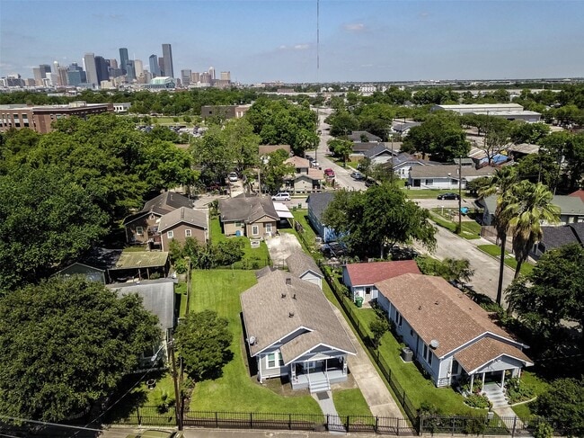 Building Photo - 325 N Sidney St