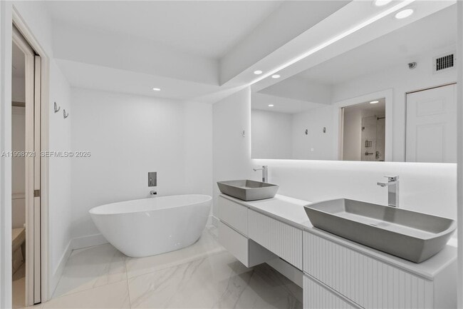 Building Photo - 19101 NE 36th Pl