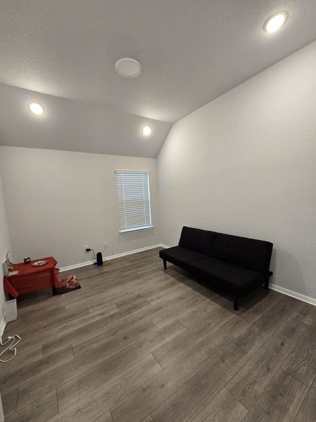 Building Photo - Gorgeous First Time Rental, 4 bed, 3 full bath in highly desirable Hills of Bear Creek