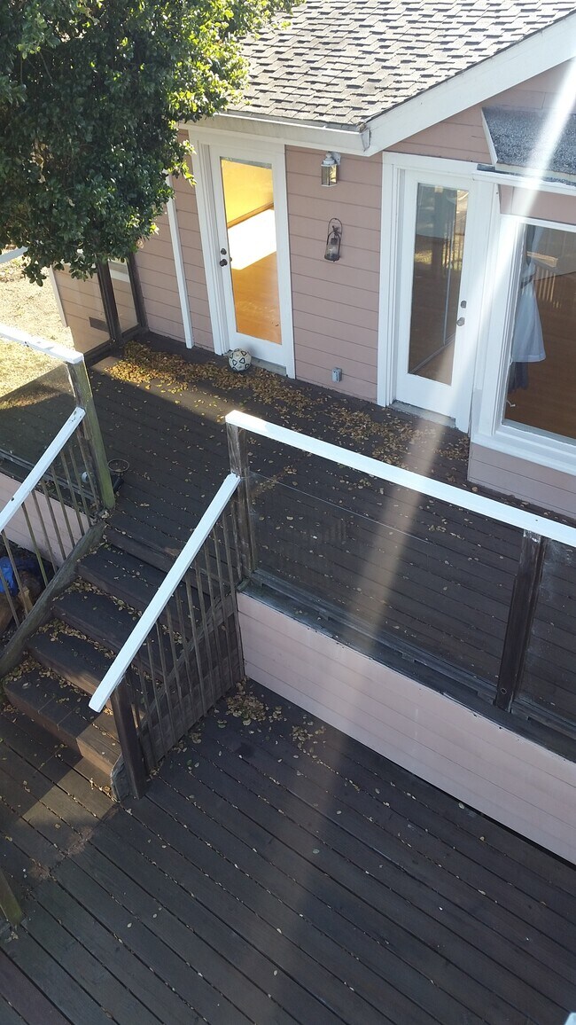 Building Photo - 230 Diviso St