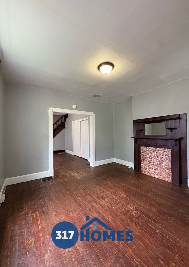 Building Photo - Lovely 2 Bedroom Duplex
