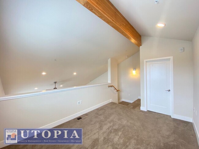 Building Photo - Beautiful, top floor apartment located in ...