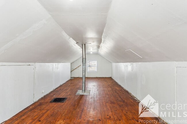 Building Photo - 1703 E Looman St