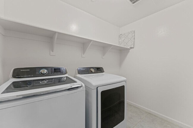 Building Photo - 4 Bedroom 2.5 Bathroom