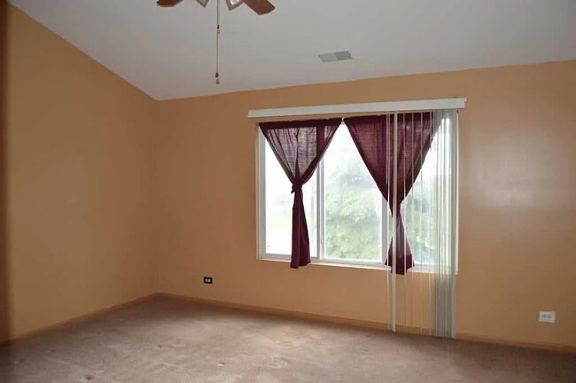 Building Photo - 703 Blossom Ct