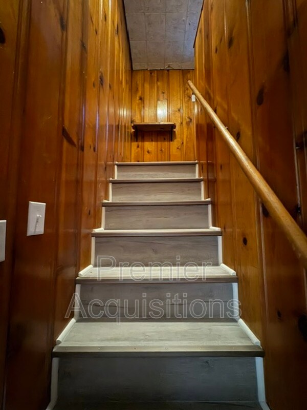Building Photo - 126 E 3rd St