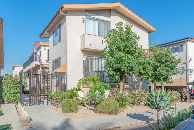 Primary Photo - 1439 S Point View Street