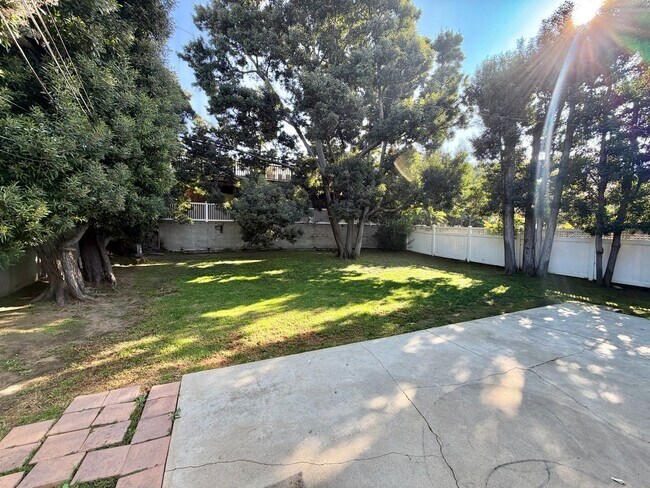Building Photo - Charming El Segundo Bungalow w/ In-Unit Laundry & Huge Backyard!