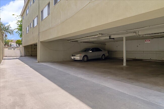 Building Photo - 1441 S Hayworth Ave
