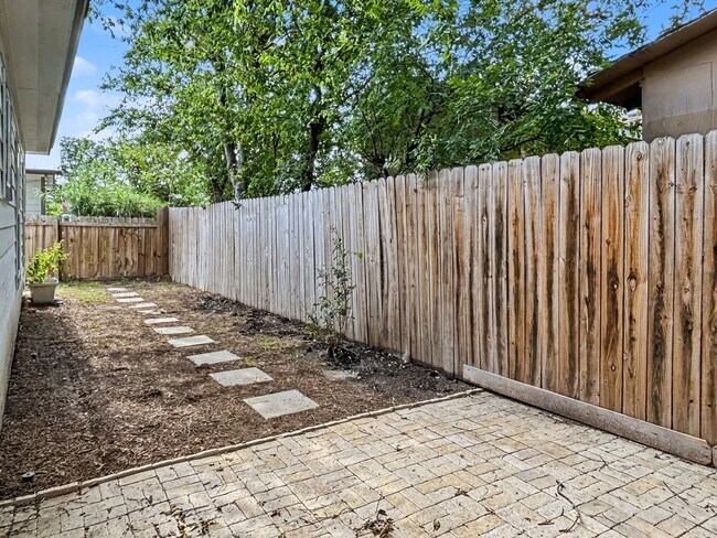 Building Photo - Modern 3-Bedroom Home Near Downtown