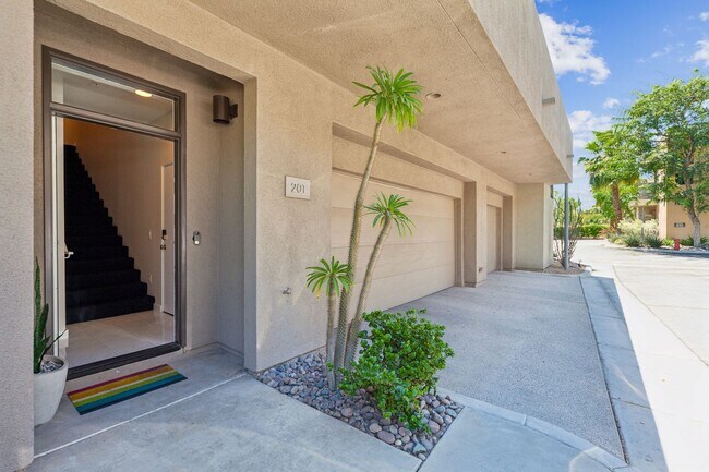 Building Photo - 2 Bed / 2 Bath Townhome at Biltmore, Palm ...
