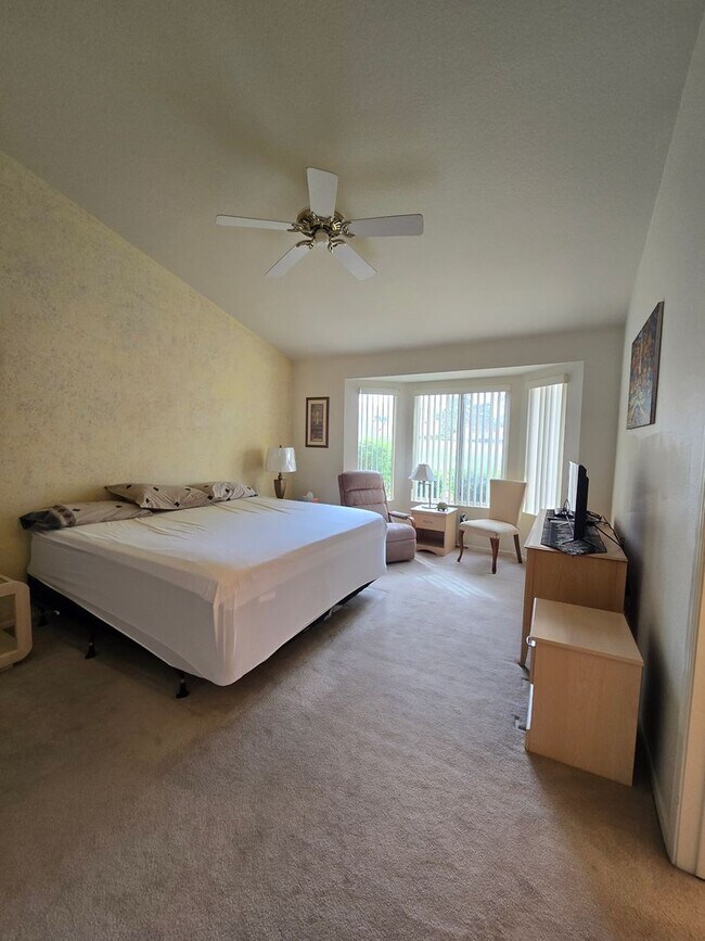 Building Photo - Fully Furnished single story 2 bed 2 bath ...