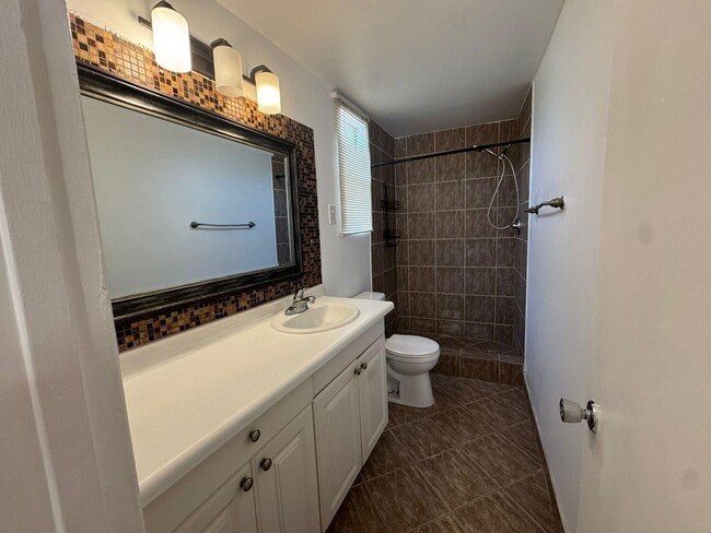 Building Photo - 1311 NE 42nd St