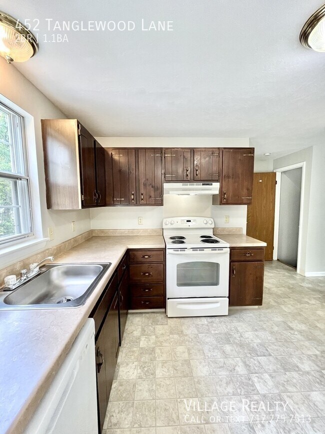 Building Photo - 452 Tanglewood Ln