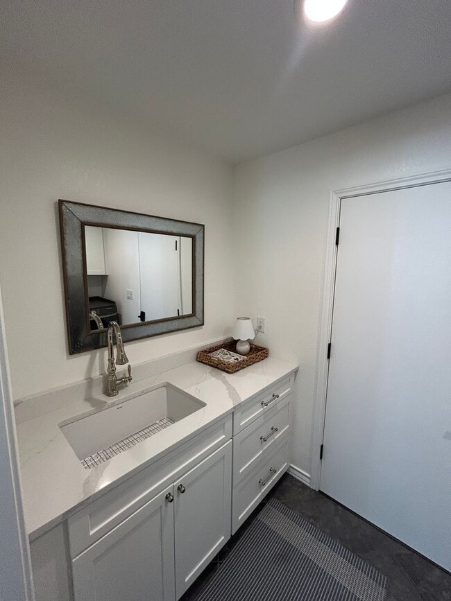 Building Photo - 1731 NW Doral St