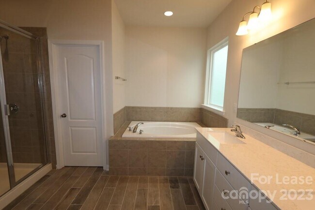 Building Photo - 6130 Cloverdale Dr