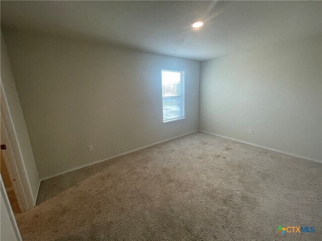 Building Photo - 457 Lynwood Gold