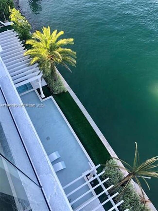 Building Photo - 9821 E Bay Harbor Dr