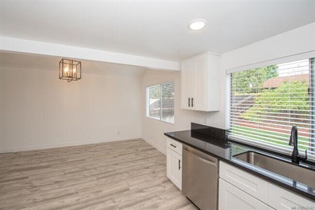 Building Photo - Encinitas 4br  2 car garage granite kitchen Huge Yard Home Remodeled TEXT 858-774-1574 $6290