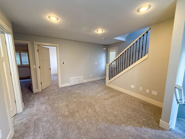 Building Photo - 3Bd/2.5Ba Seattle Townhouse