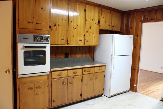 Building Photo - 1705 Hillcrest Dr W