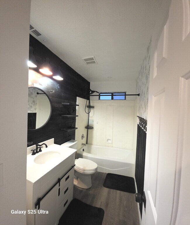 Building Photo - "Charming 2-Bed, 2-Bath Townhouse with Coz...