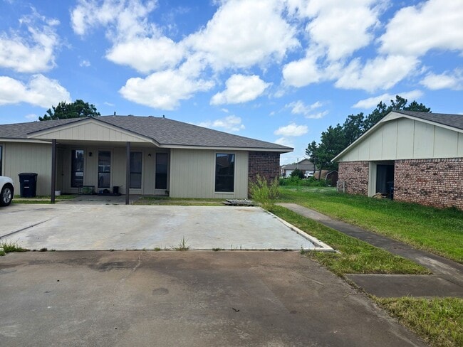 Building Photo - Cute 2 bedroom Duplex near OBU
